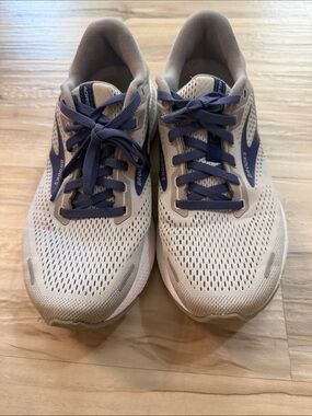 Brooks Running Sneakers in Light Gray